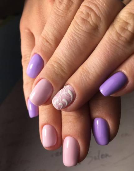 fioletowe zdjęcie do manicure biały manicure