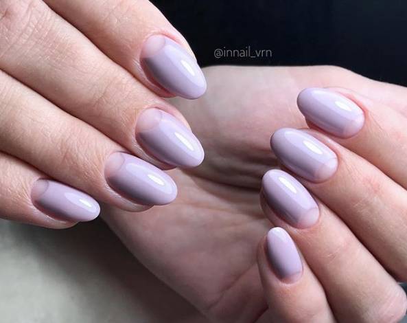biały manicure fioletowe zdjęcie do manicure