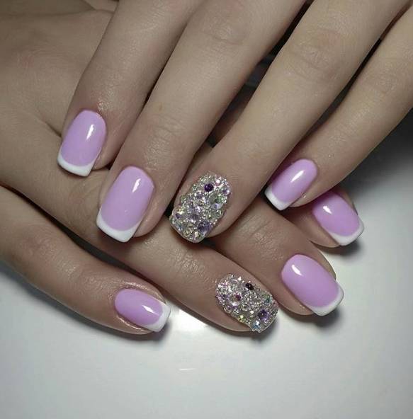 fioletowe zdjęcie do manicure biały manicure