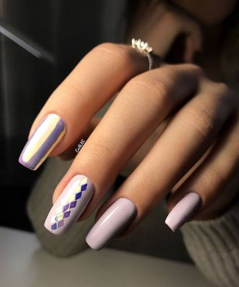fioletowe zdjęcie do manicure biały manicure