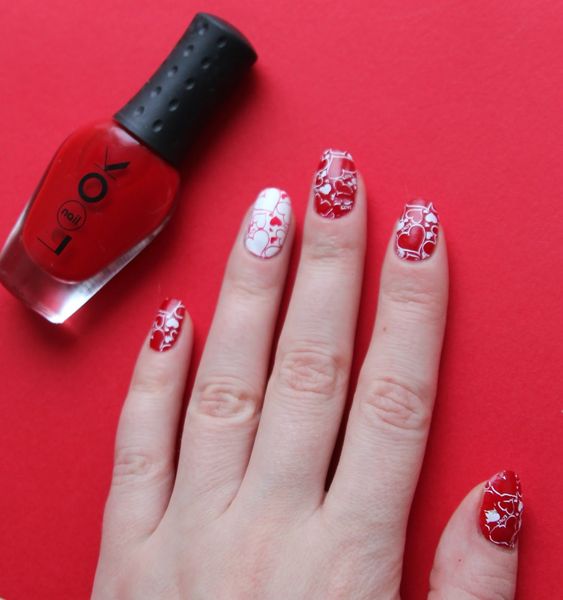 czerwono-biały manicure biały manicure