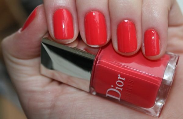biały i niebieski manicure biały manicure