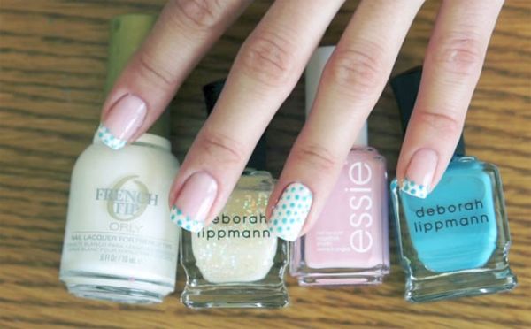 biały manicure biały i niebieski manicure