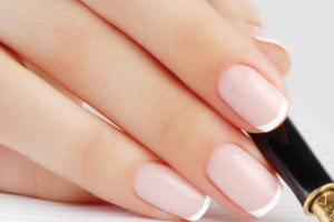 manicure pod białą sukienką biały manicure
