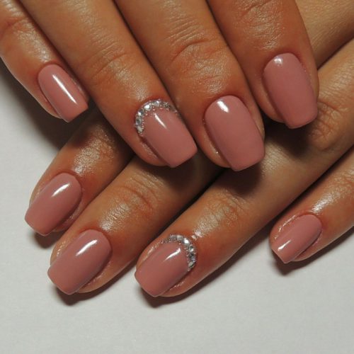 manicure pod białą sukienką biały manicure