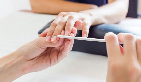 A manikűr után az ujj gyullad, hogy mit kell csinálni a manikűr szerszámaihoz, mint az ujjban lévő tályog kezeléséhez vágott manikűr