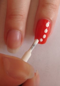 biało-czerwony manicure manicure pod czerwoną sukienką