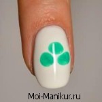 zielony manicure z designem rysunki igieł