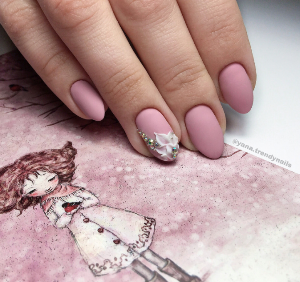 biały manicure biały różowy manicure