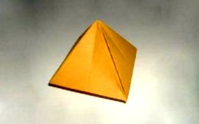 piramidă carton