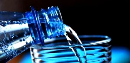 Nutriționistul recomandă: Nu beți apă dintr-o sticlă de plastic