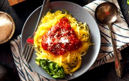 Különleges tökspagetti pikáns, paradicsomos mártással: ezt edd, ha fogyni akarsz - Recept | Femina