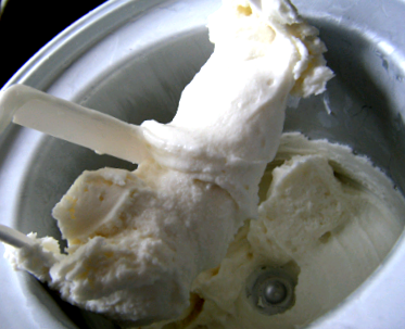 Сладолед с ниско съдържание на въглехидрати и ниско съдържание на мазнини (със секретна съставка, шш!)