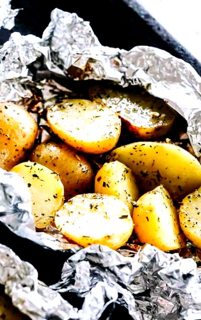 Печени картофи с билки с чесън в алуминиево фолио; Лесна и здравословна  рецепта!