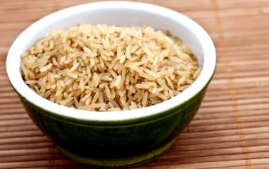 A teljes kiőrlésű rizs tápértéke a jázmin rizzsel szemben.
