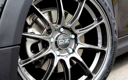 Tesztelje az OZ Hyper GT HLT alumínium felnit a Conti PremiumContact 6  készülékkel a MINI Cooper S F56 modellhez