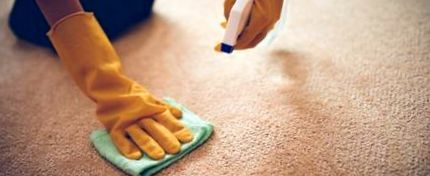 hogyan lehet eltávolítani a zsírfoltokat a szőnyegről