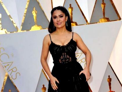 Salma Robi Čo robí Salma Hayek, aby vyzerala neuveriteľne na 52 - Andreea Raicu