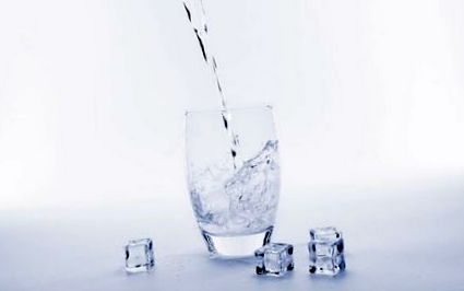 Nyáron a jeget a pohár víz mellé helyezik; A fogyás elvesztése