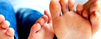 A körömgombák tünetei a lábakon, jellemzőkön és fajtákon