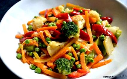 Ázsiai stílusú serpenyőben sült zöldségek - keverjük megsütjük kínai  zöldséges wok szójaszószsal,