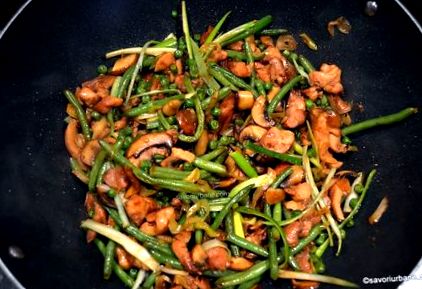 Ázsiai stílusú serpenyőben sült zöldségek - keverjük megsütjük kínai  zöldséges wok szójaszószsal,