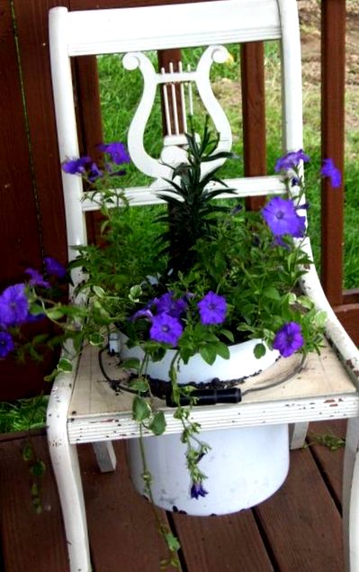 Преобразувайте старите столове в плантатори и стойки за цветя