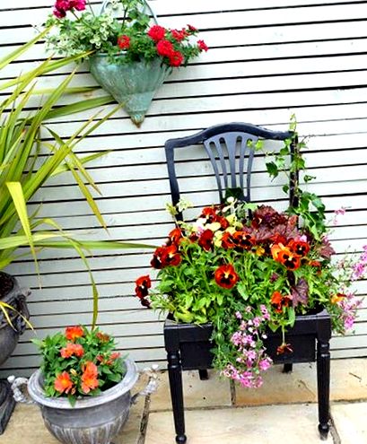 Преобразувайте старите столове в плантатори и стойки за цветя