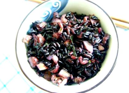 Čierna ryža s morskými plodmi
