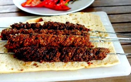 Adana Kebab - török ​​recept részletesen bemutatva Laura Laurențiu