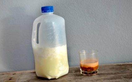 savanyú tej szaga émelyeg a reggeli férgek
