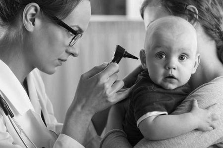 У дитини болить вухо що робити і як лікувати у дітей як лікувати отит без температури