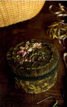 Кутия, бродирана с панделки. Бродерия с мъниста.