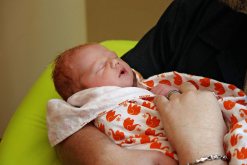 De ce strănut nou-născut
