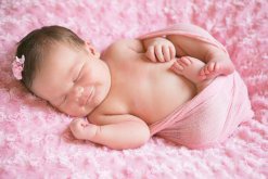 De ce strănut nou-născut