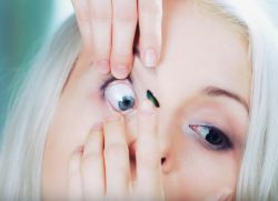Cum se introduce lentila in ochi