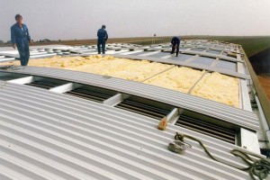 Instalarea unui acoperiș de carton ondulat, cu propriile lor mâini
