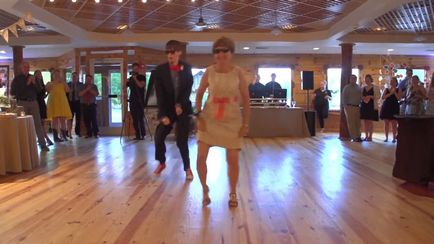 Danseaza cu mama mea la nunta