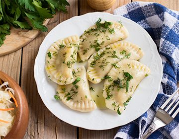 Cum de a găti timpul găluște și modalități de gătit umplute cu brânză de vaci, cartofi, varză și cireșe