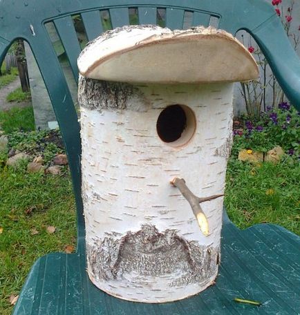Birdhouse cu desenul lor mâini Birdhouse cu desenul lor mâini
