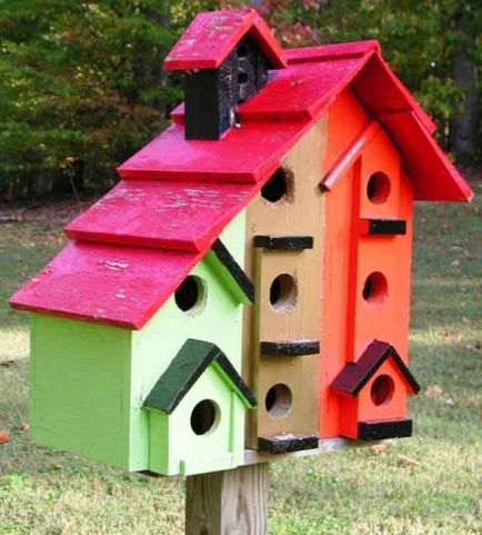 Birdhouse cu desenul lor mâini Birdhouse cu desenul lor mâini