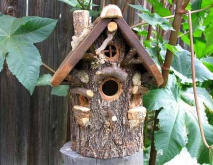 Birdhouse cu desenul lor mâini Birdhouse cu desenul lor mâini