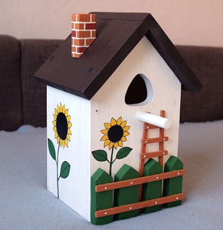 Birdhouse cu desenul lor mâini Birdhouse cu desenul lor mâini