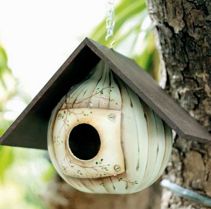 Birdhouse cu desenul lor mâini Birdhouse cu desenul lor mâini