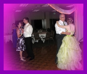 Danseaza cu mama mea la nunta Danseaza cu mama mea la nunta