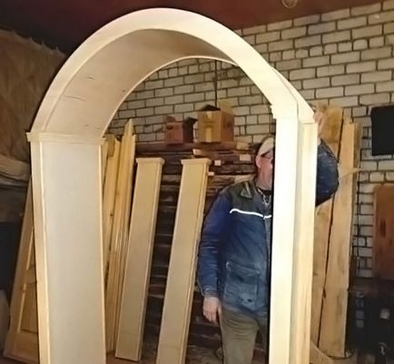 Arcul din lemn cu fabricarea și instalarea mâinile lor