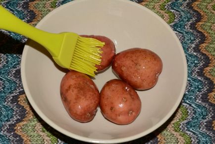 cartof copt rapidă în cuptorul cu microunde - cât de delicioase cartofi la cuptor într-un cuptor cu microunde în piei lor,