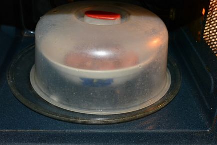 cartof copt rapidă în cuptorul cu microunde - cât de delicioase cartofi la cuptor într-un cuptor cu microunde în piei lor,