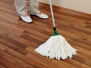 Spălarea laminat, că nu a existat nici o urmă de divorțuri și cum să se spele, unelte, sfaturi (urme) Spălarea laminat, că nu a existat nici o urmă de divorțuri și cum să se spele, unelte, sfaturi
