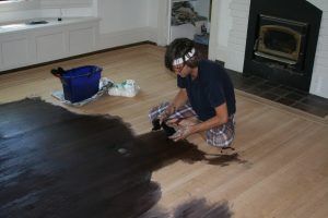 Decât să acopere podeaua de lemn din casa de consultanță de specialitate